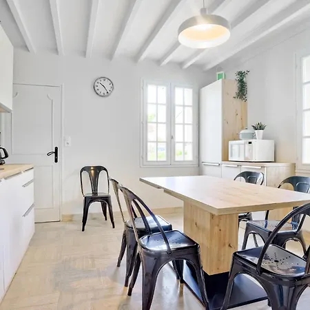 4 Bedroom Stunning In Ferienhaus Omonville-la-Rogue